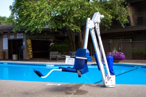 Aqua Creek Mighty 400 Pool Lift Blue And White Color Front View Next To A Swimming Pool With Trees And Building In The Background.