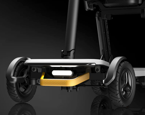 Close Up Front View Of The Yellow Bumper And Light For The Paiseec L5 Mobility Scooter