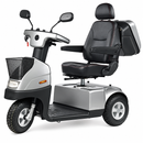 Vista frontal izquierda del scooter AFIKIM Afiscooter C3 en color plateado