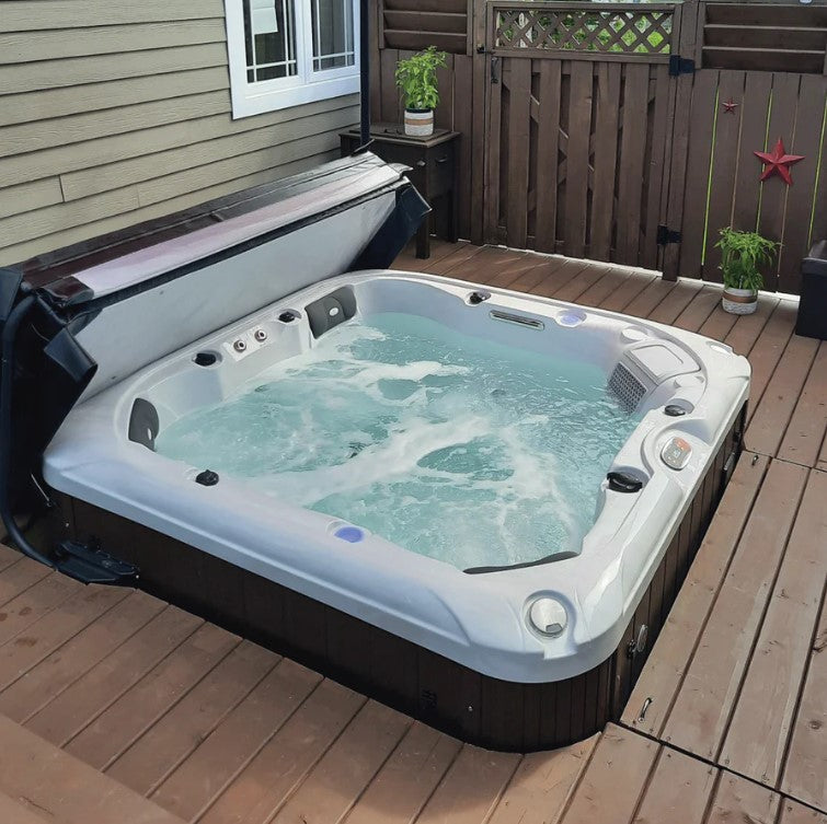 Canadian Spa Co. Cambridge 6-Person Premium Patio Spa