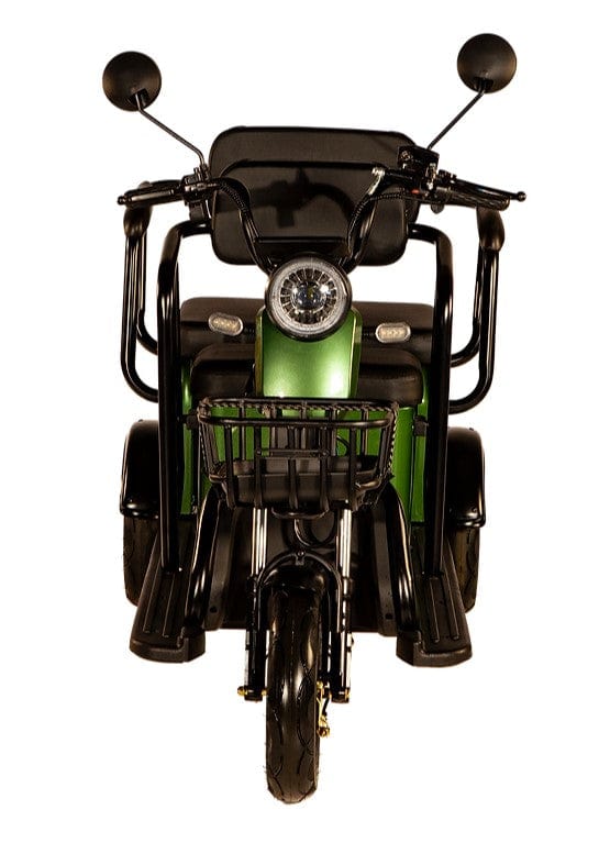 Vista frontal centrada del scooter eléctrico para dos personas Pushpak Motors- Pushpak 3500 en color verde